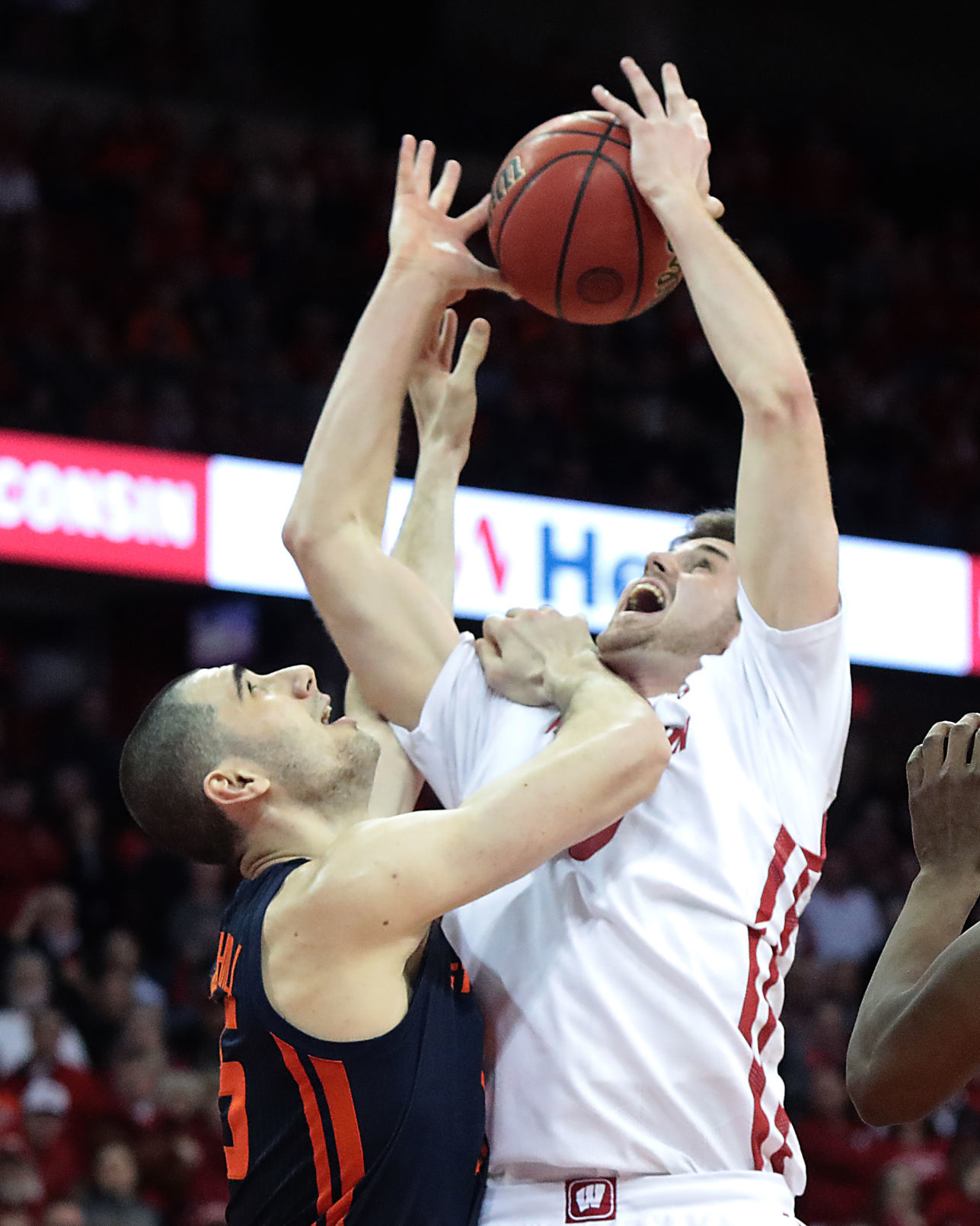 Fighting Illini 71, Badgers 70